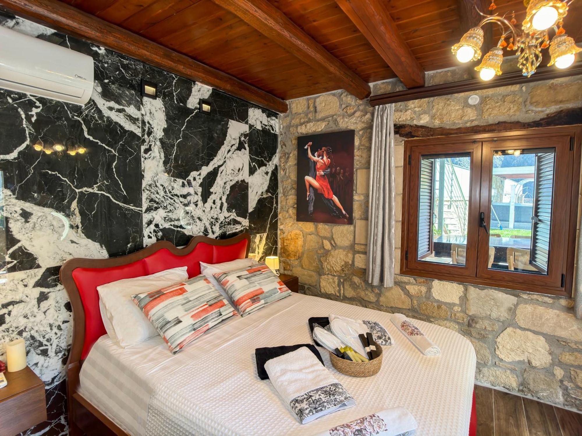 Heated Private Ozone Salt Pool, Jacuzzi, Cinema Inside & Outside, Ping Pong, Billiard, Ps5, Playground, Giant Chess, Giant Monopoly, Table Football, 3X Surround Sound - Villa Rokka Luxe Kissamos Ngoại thất bức ảnh