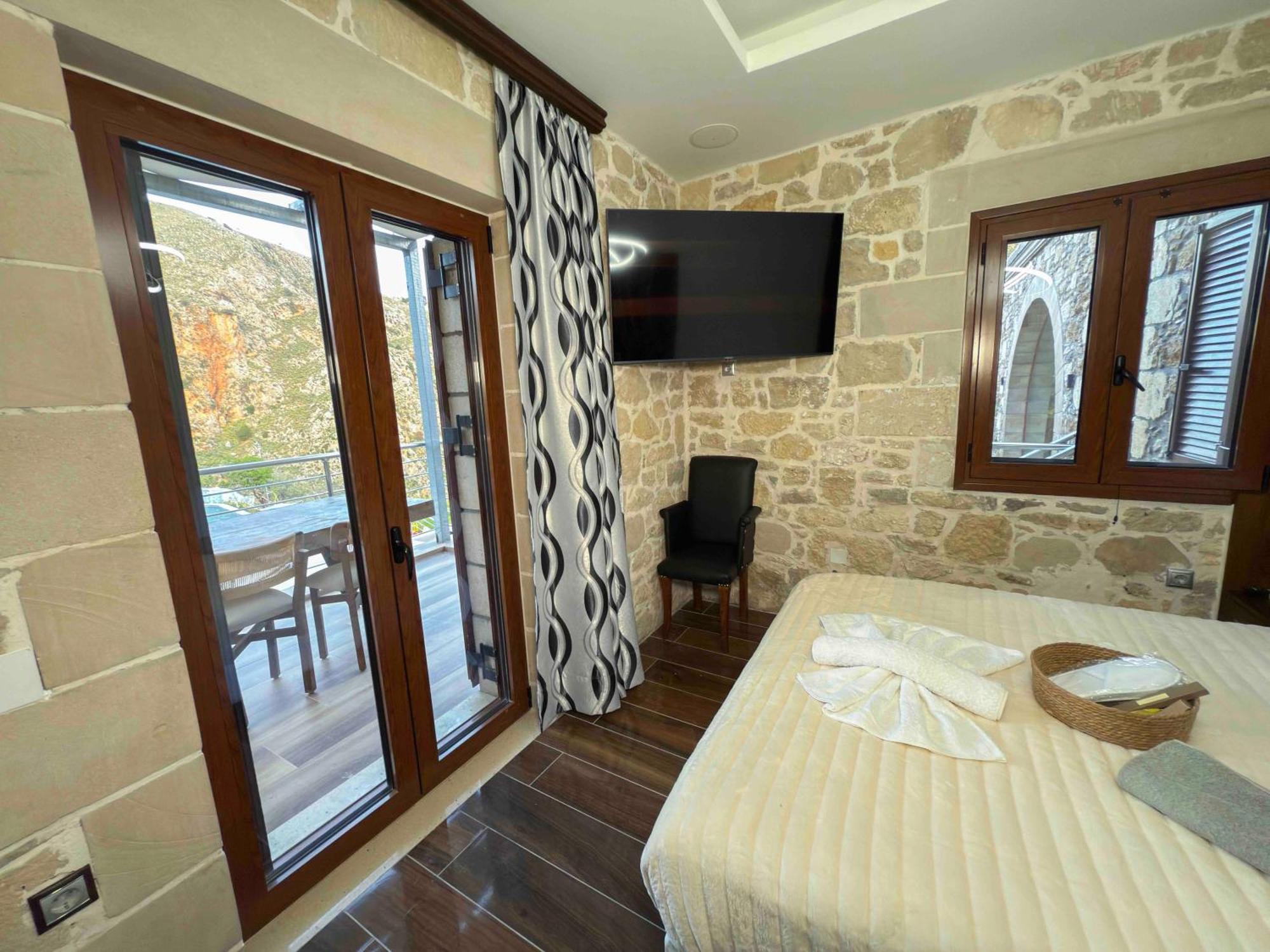 Heated Private Ozone Salt Pool, Jacuzzi, Cinema Inside & Outside, Ping Pong, Billiard, Ps5, Playground, Giant Chess, Giant Monopoly, Table Football, 3X Surround Sound - Villa Rokka Luxe Kissamos Ngoại thất bức ảnh